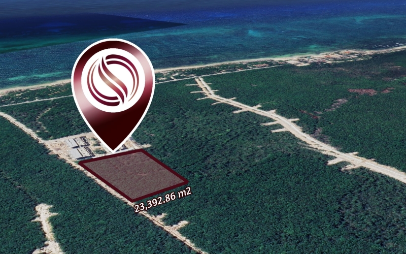 Terreno multifamiliar de 23,392 m2 a minutos del mar, en venta Aldea Zama Tulum.