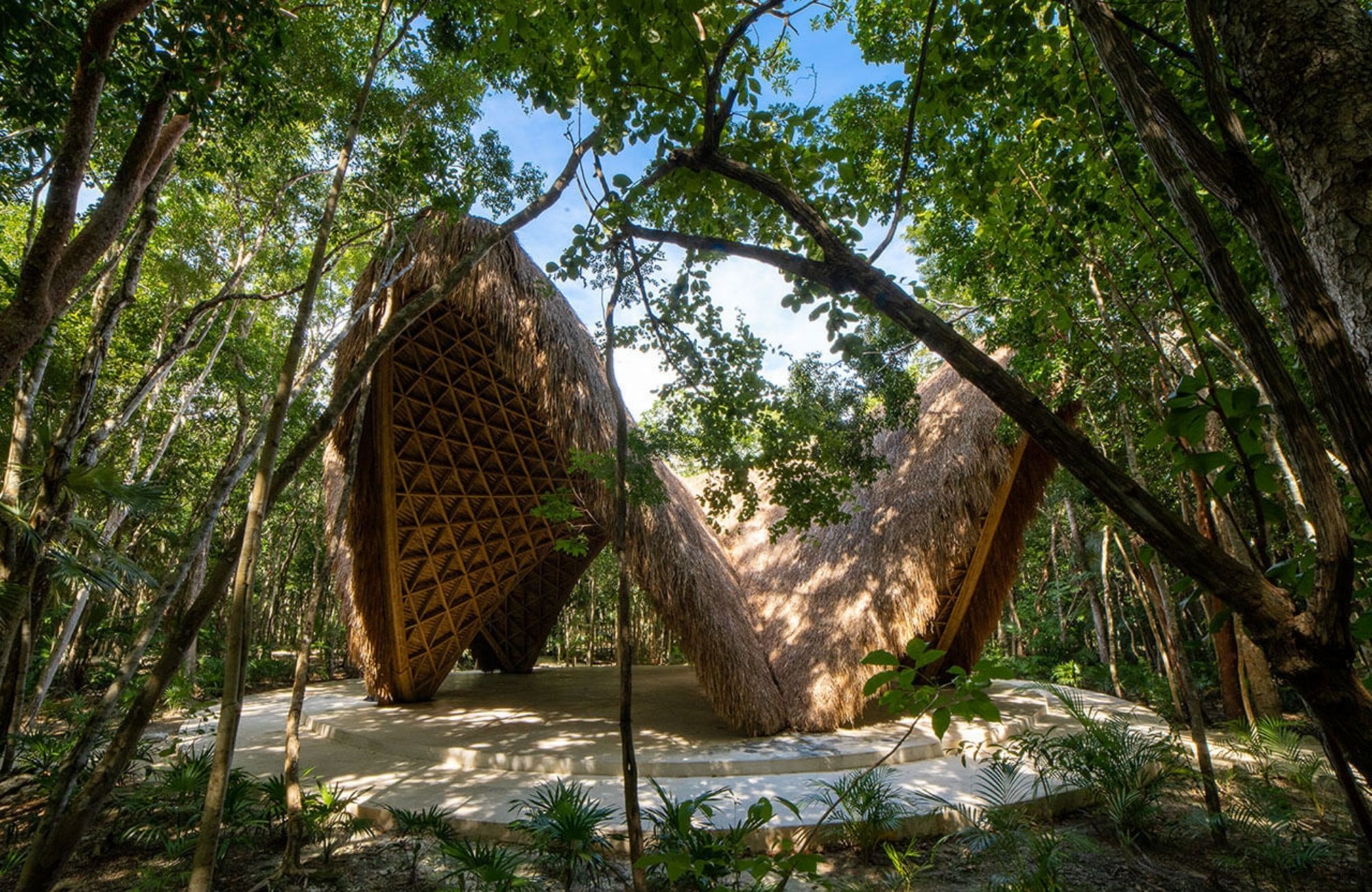 Terreno multifamiliar de 18,340 m2 a minutos del mar, en venta Aldea Zama Tulum.