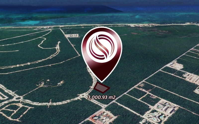 Terreno multifamiliar de 3,000 m2 a minutos del mar, en venta Aldea Zama Tulum.