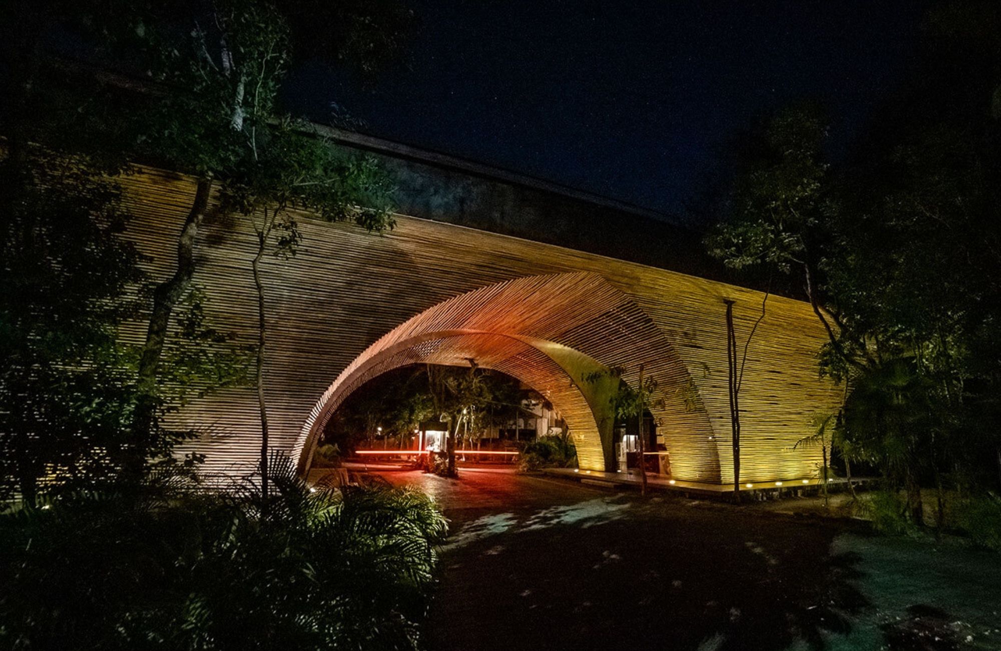 Terreno multifamiliar de 39,374 m2 a minutos del mar, en venta Aldea Zama Tulum.