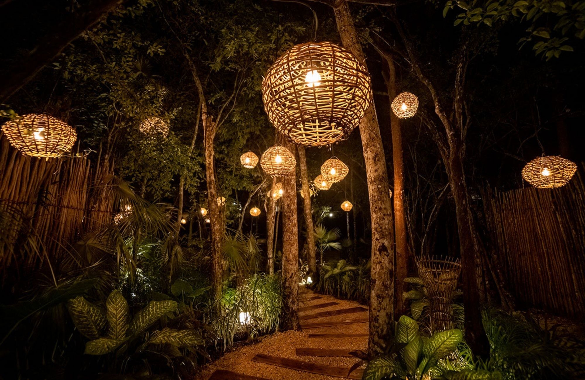 Terreno multifamiliar de 39,374 m2 a minutos del mar, en venta Aldea Zama Tulum.