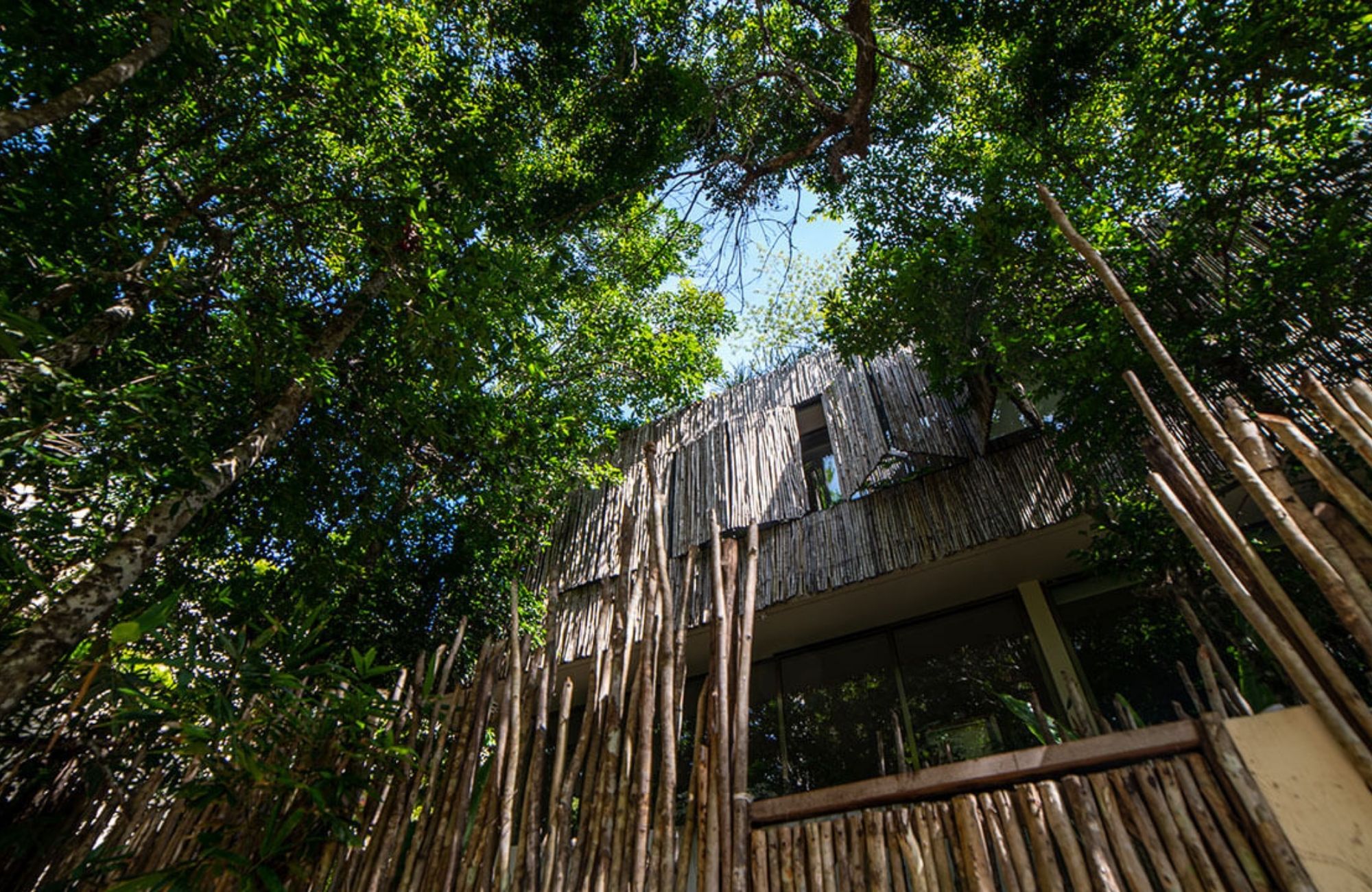 Terreno multifamiliar de 64,943 m2 a minutos del mar, en venta Aldea Zama Tulum.