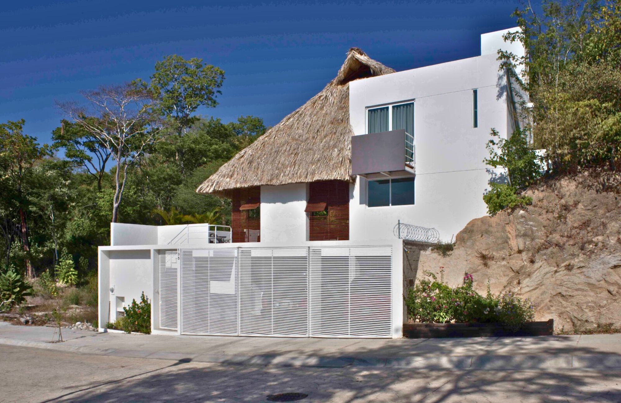 Boutique hotel with 6 bedrooms and private pool, for sale in Sector O, Huatulco.