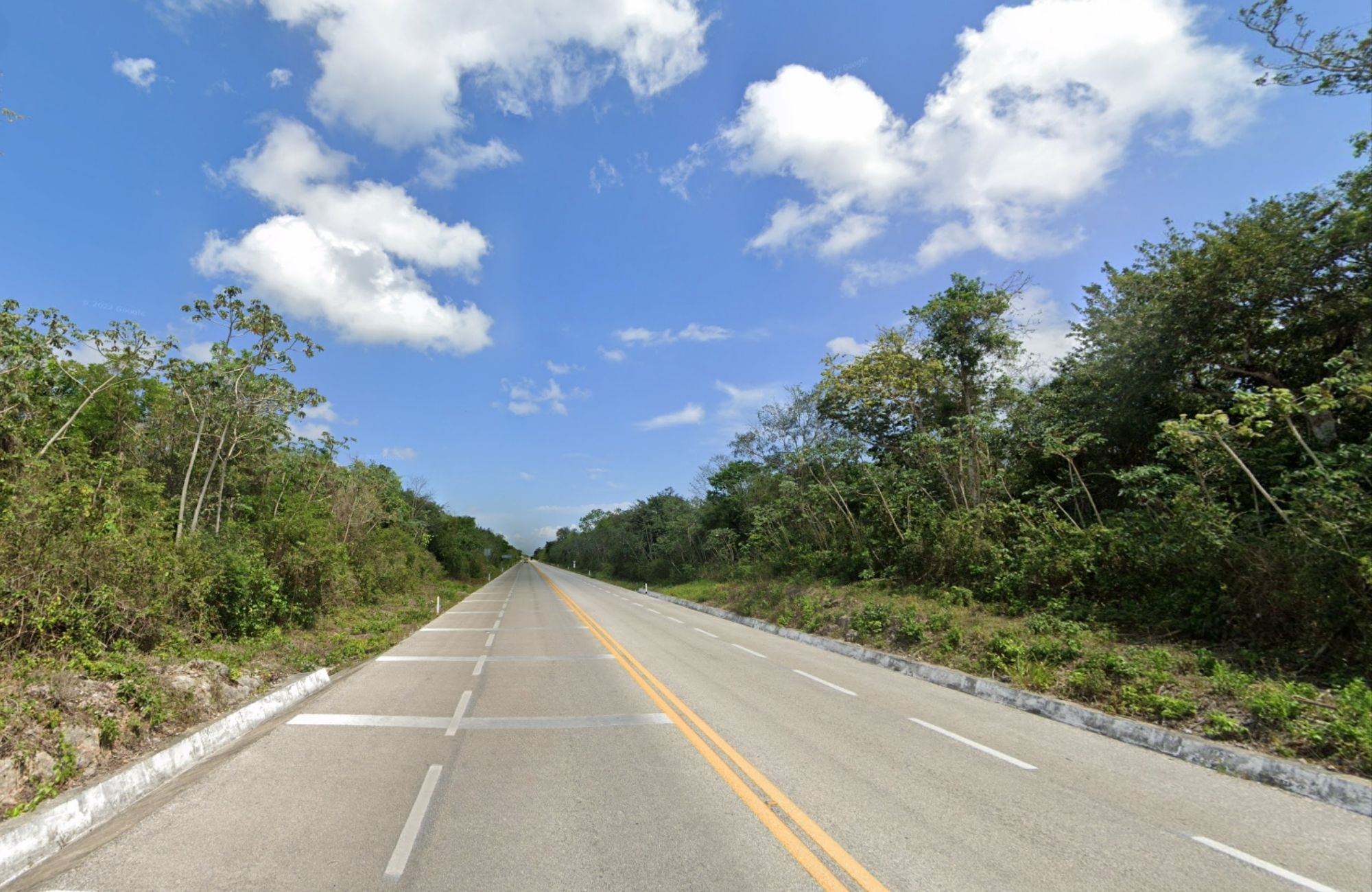 20 hect&aacute;reas en venta, uso mixto, en la entrada de Playa del Carmen.