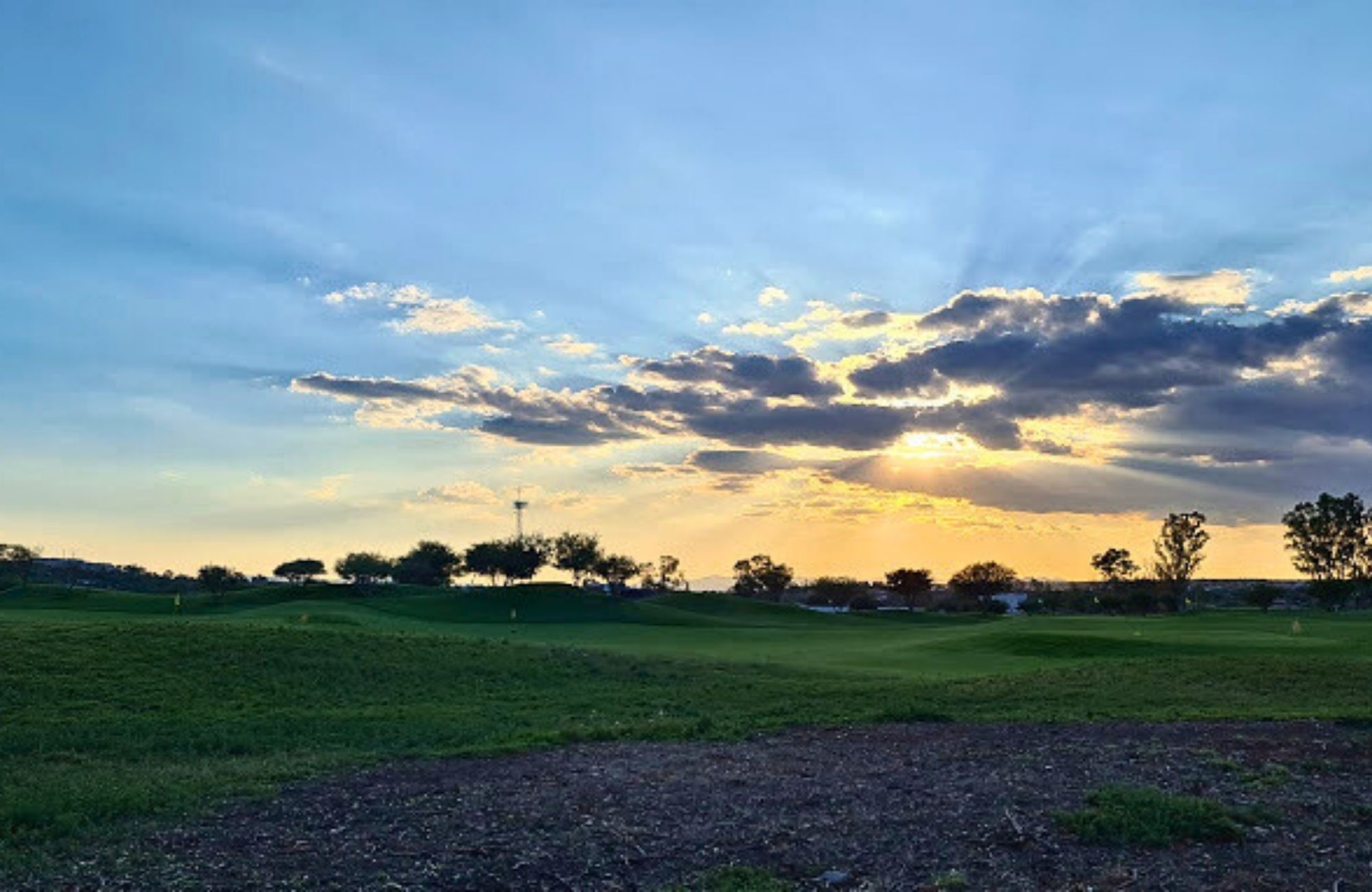 Lote de 13,010 m&sup2; en comunidad cerrada con campo de golf, en venta, San Miguel de Allende.