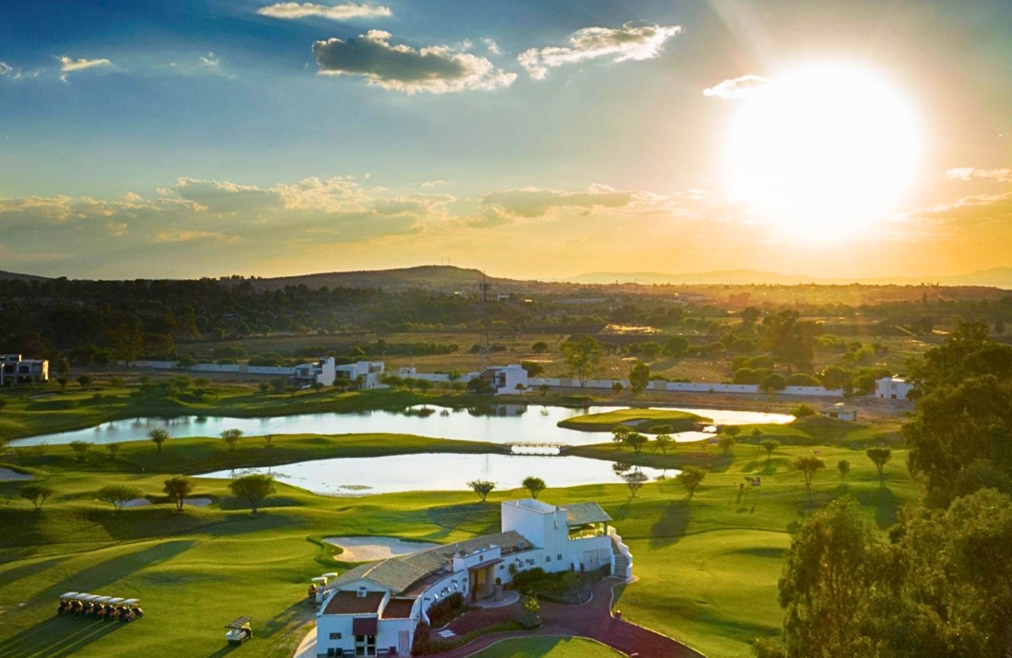 Lote de 13,854 m&sup2; en comunidad cerrada con campo de golf, en venta, San Miguel de Allende.