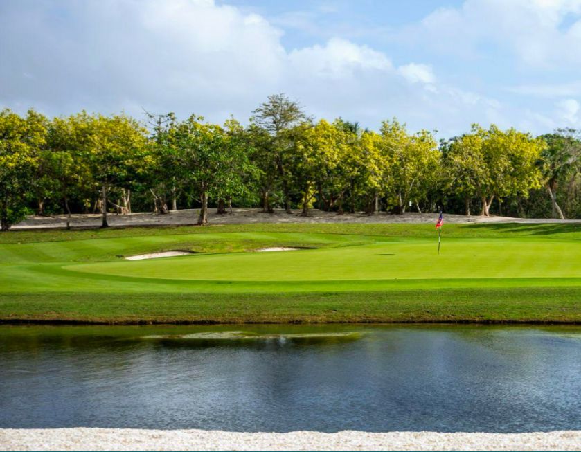 Terreno condominal, en residencial, con campo de golf, venta Playa del Carmen