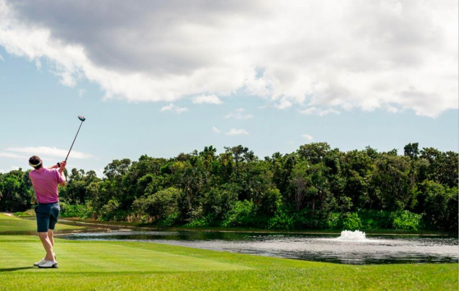 Terreno condominal, en residencial, con campo de golf, venta Playa del Carmen