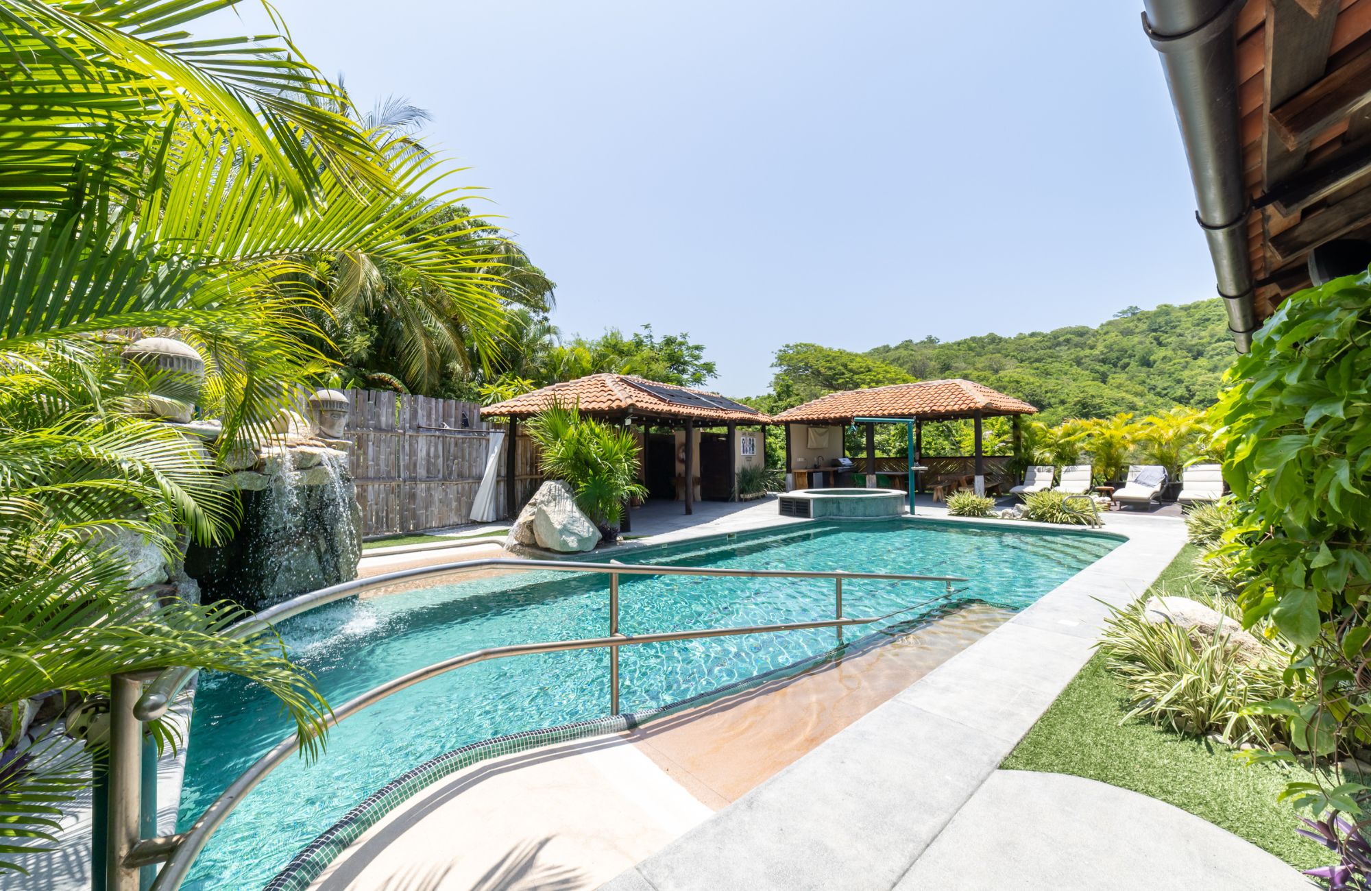 Hotel Boutique accesible a 300m del mar, en venta, La Bocana, Huatulco