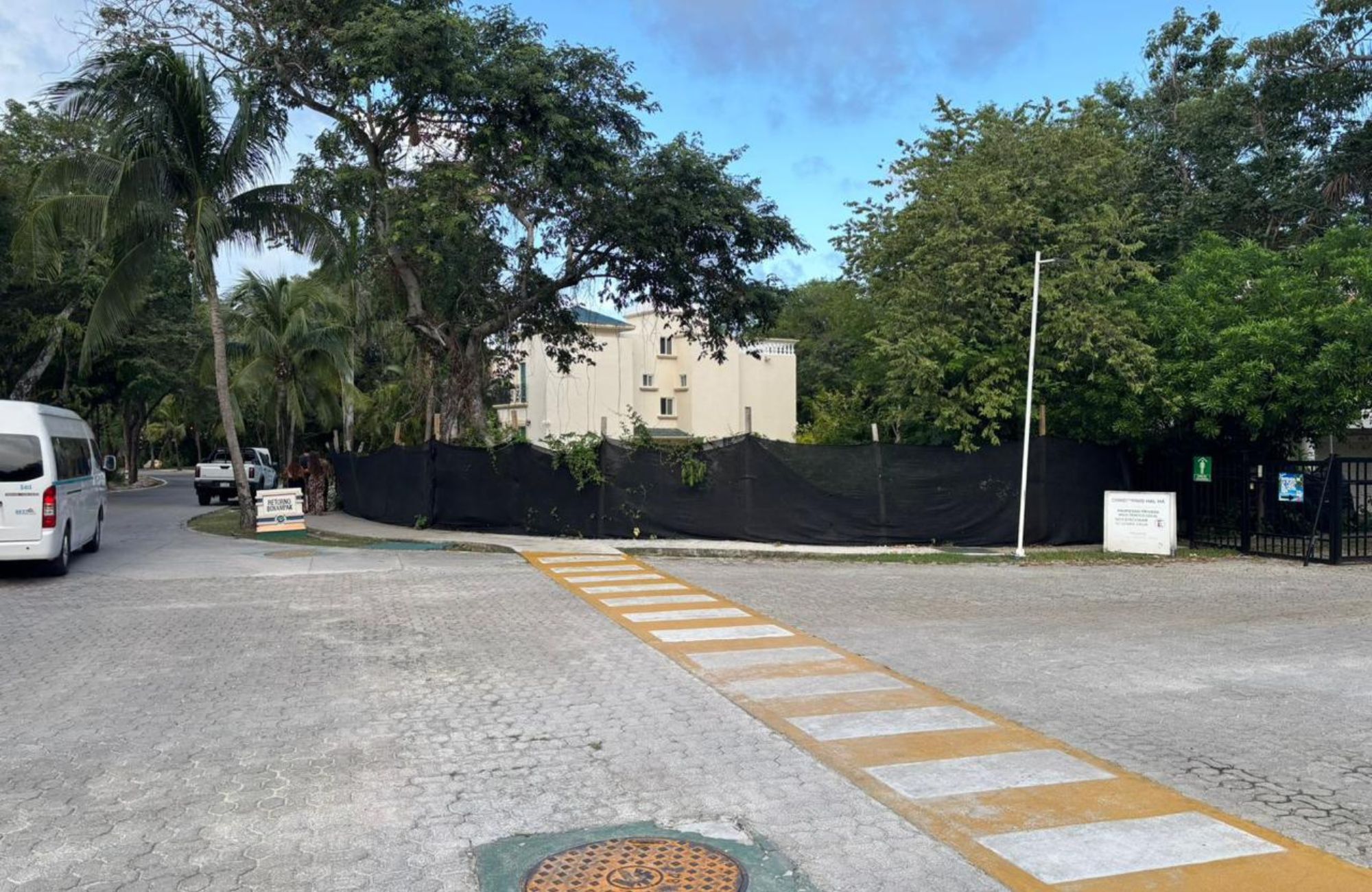 Terreno uso de suelo mixto area com&uacute;n con alberca, en residencial con campo de golf y acceso a club