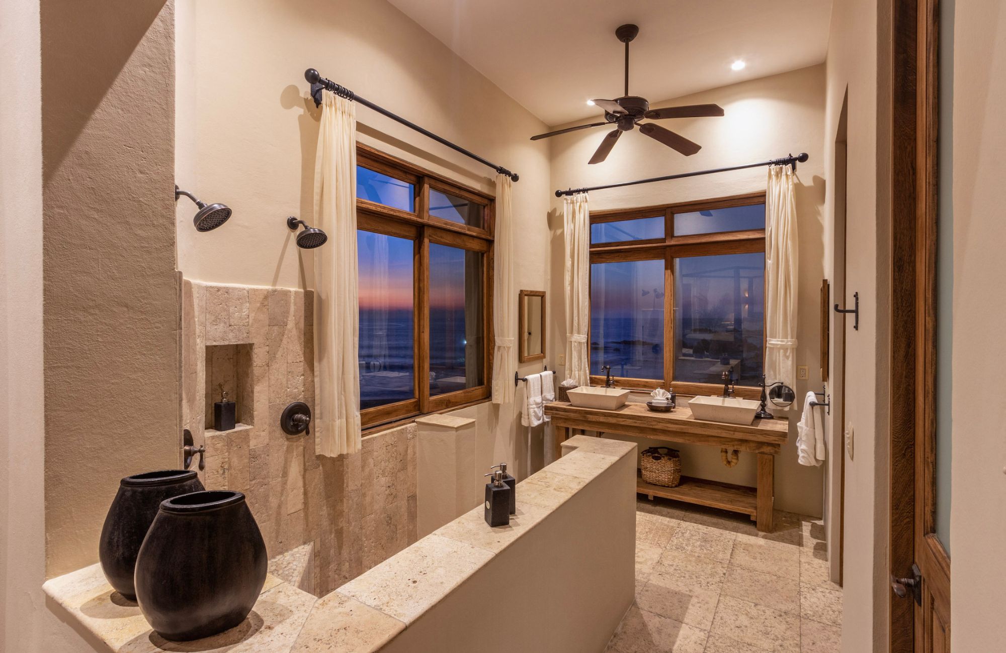 Hotel boutique a pie de playa, con vista al mar, local comercial en planta baja, en venta, La Bocana