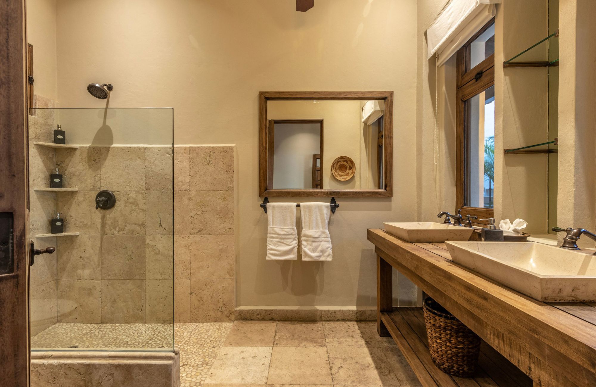 Hotel boutique a pie de playa, con vista al mar, local comercial en planta baja, en venta, La Bocana