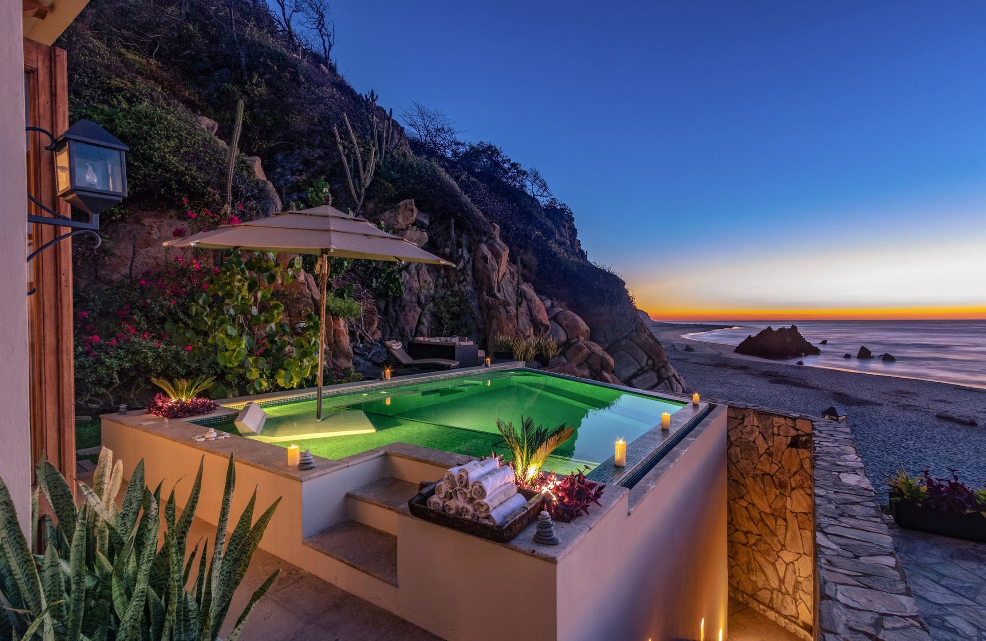 Hotel boutique a pie de playa, con vista al mar, local comercial en planta baja, en venta, La Bocana