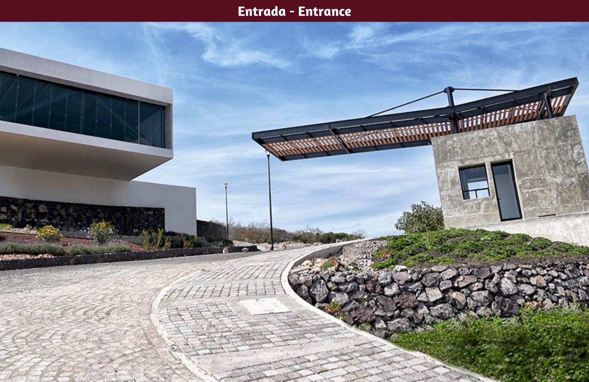 Macrolote uso mixto de 2,408 m2 en venta, en la entrada de Juriquilla.