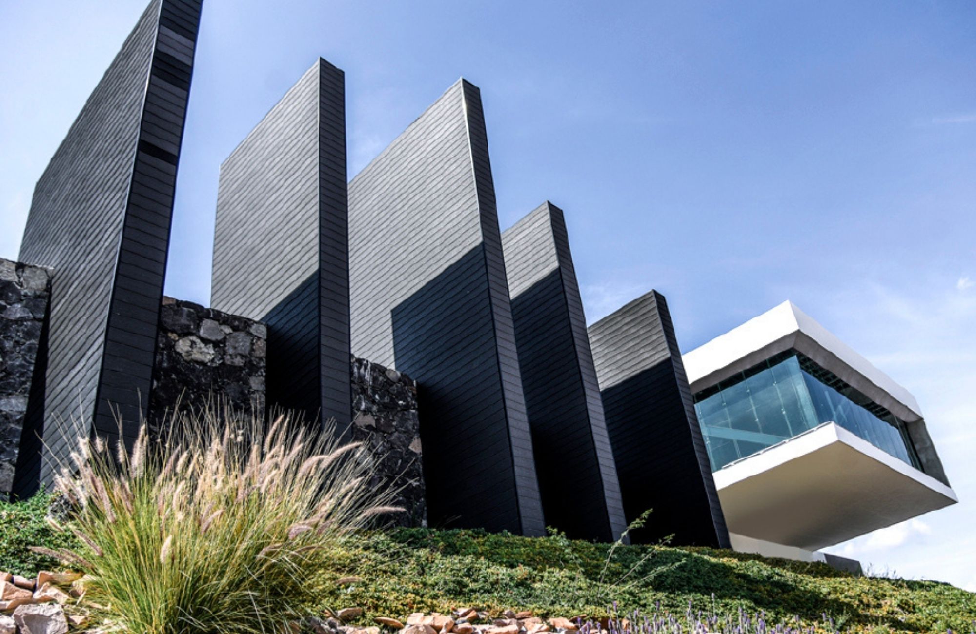 Macrolote uso mixto de 2,408 m2 en venta, en la entrada de Juriquilla.