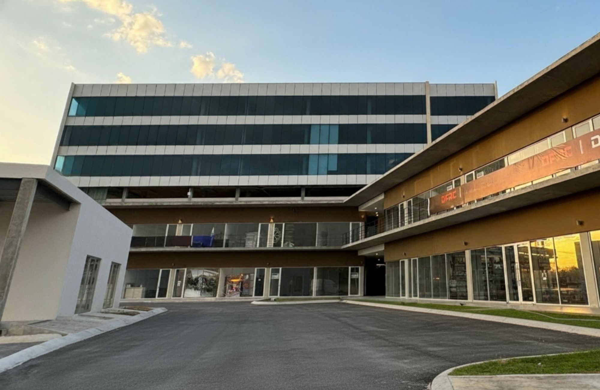 Local comercial en plaza comercial, en venta, Opich&eacute;n, M&eacute;rida