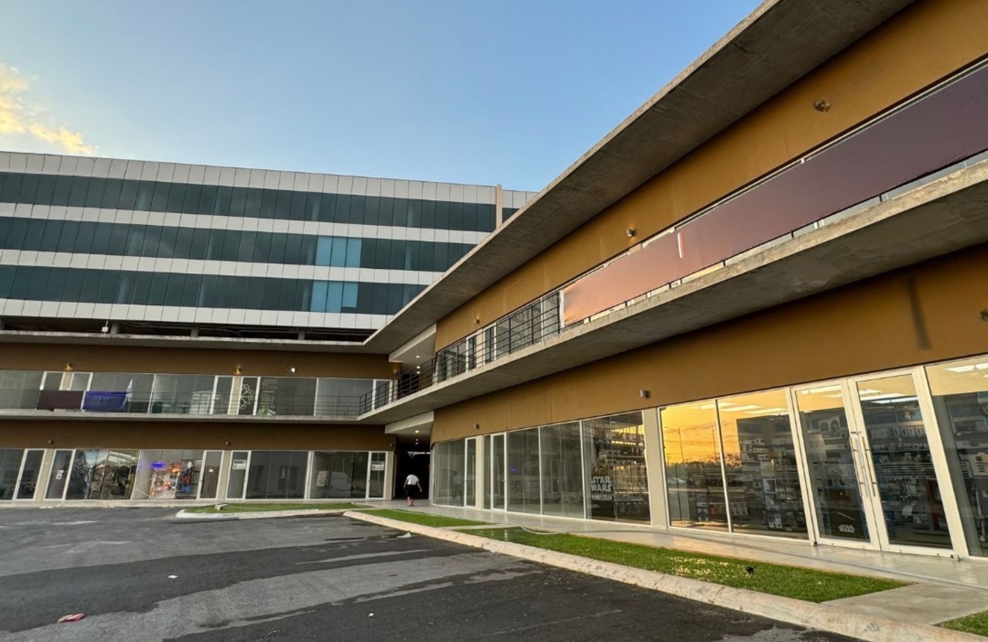 Local comercial en plaza comercial, en venta, Opich&eacute;n, M&eacute;rida