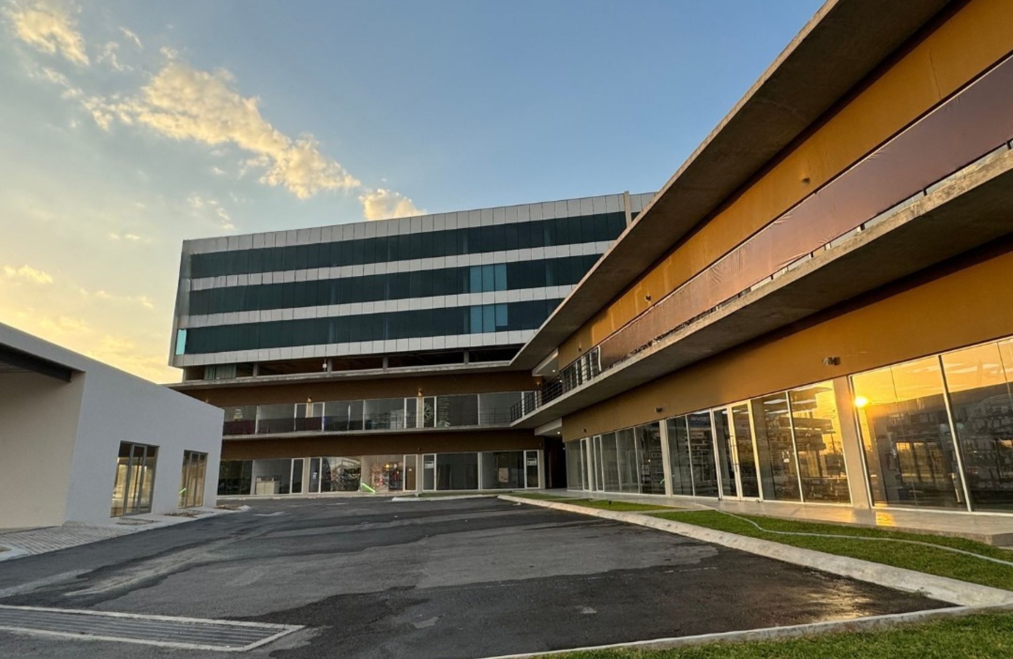 Local comercial con acceso directo al perif&eacute;rico, en venta, Opich&eacute;n, M&eacute;rida