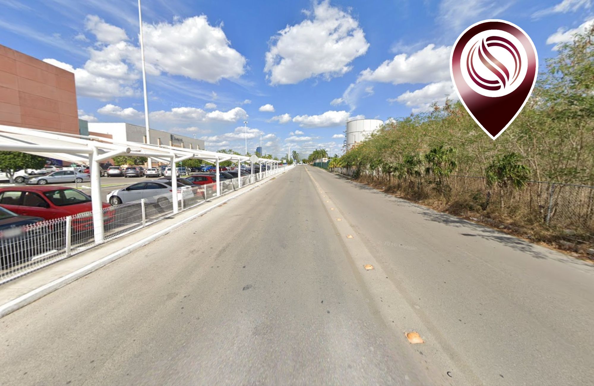Terreno mixto junto a Costco y Galer&iacute;as M&eacute;rida, en venta, Zona Industrial