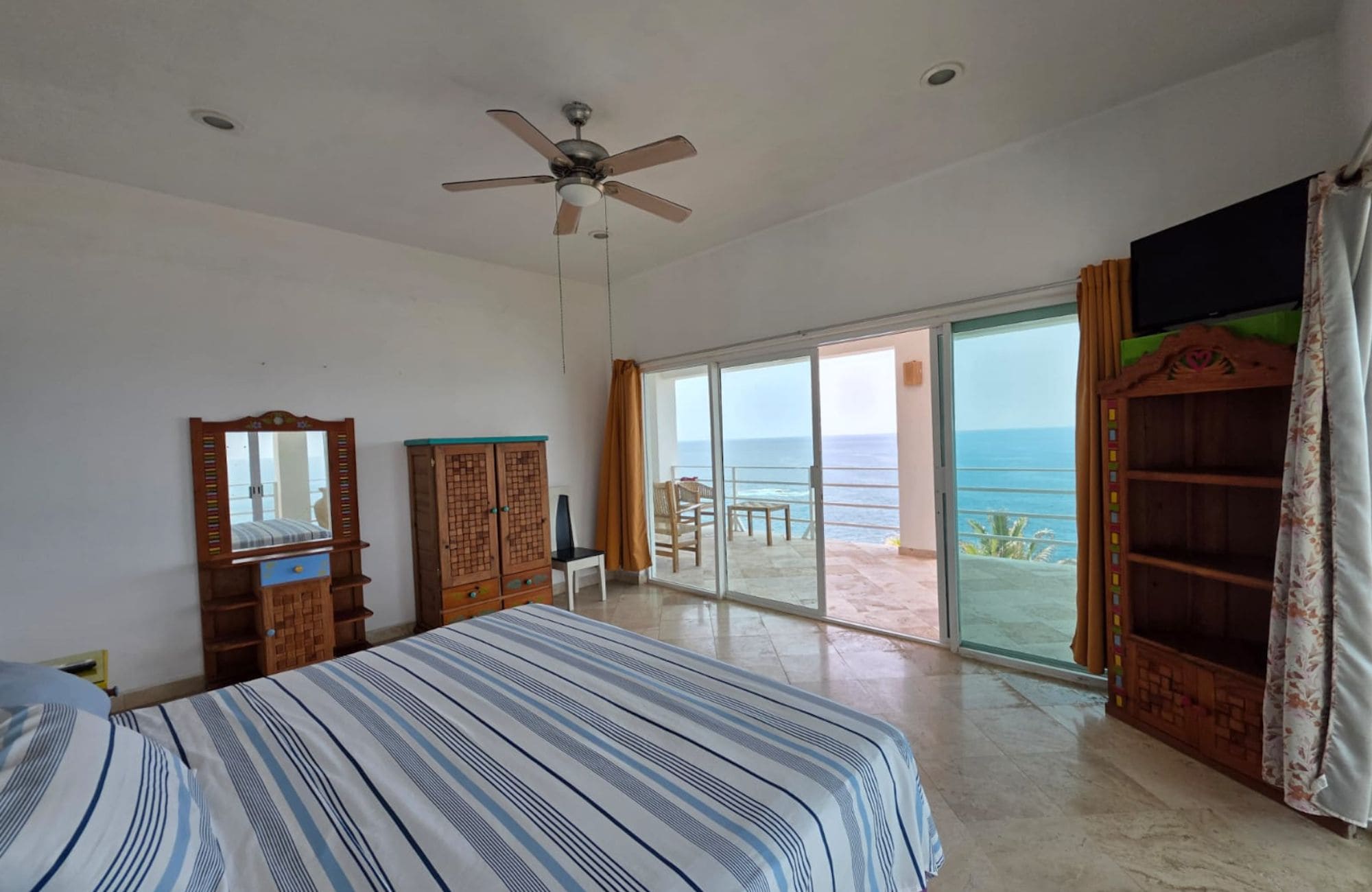 Hotel frente al mar, con acceso a la playa y alberca privada en venta