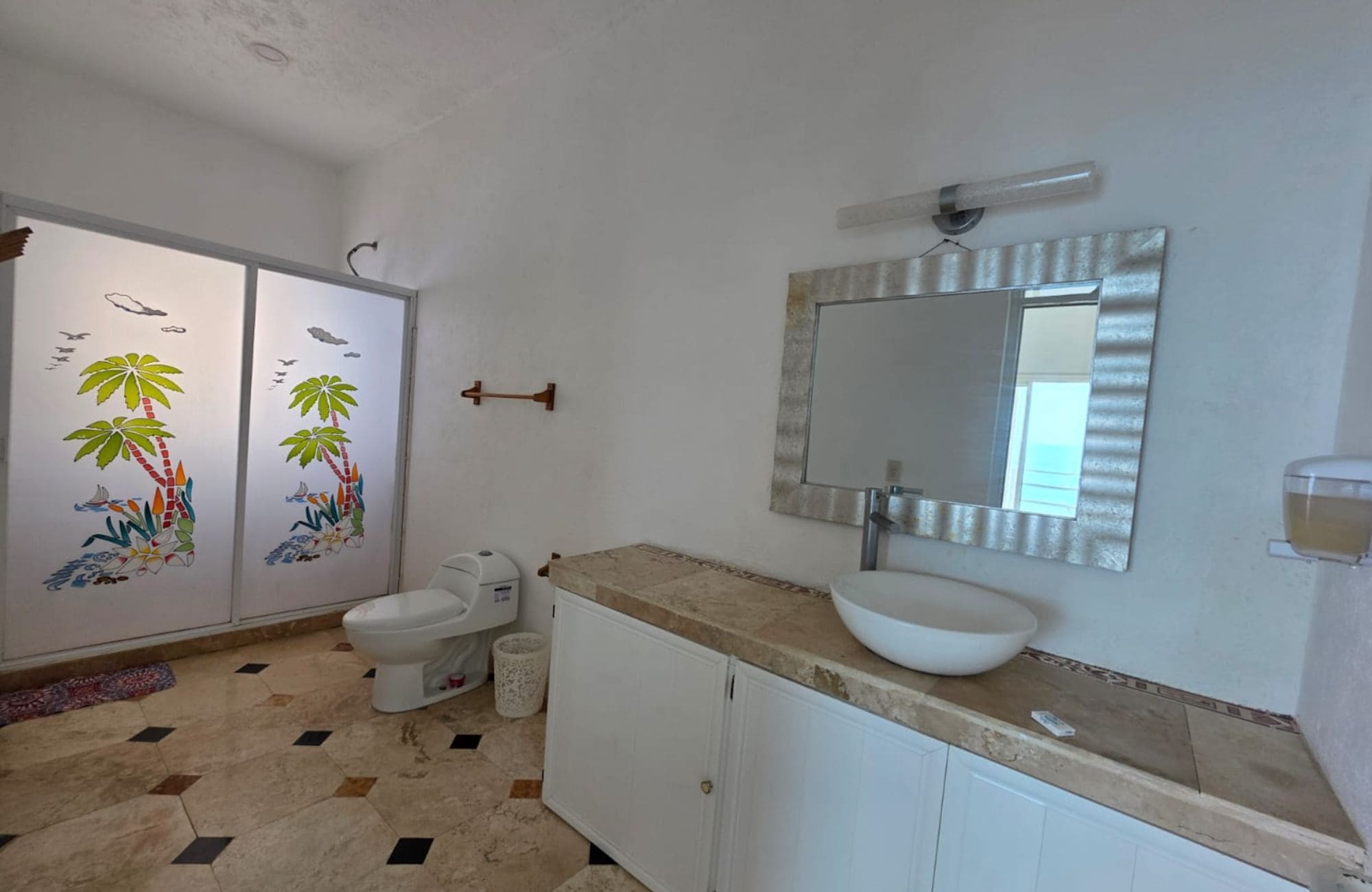 Hotel frente al mar, con acceso a la playa y alberca privada en venta