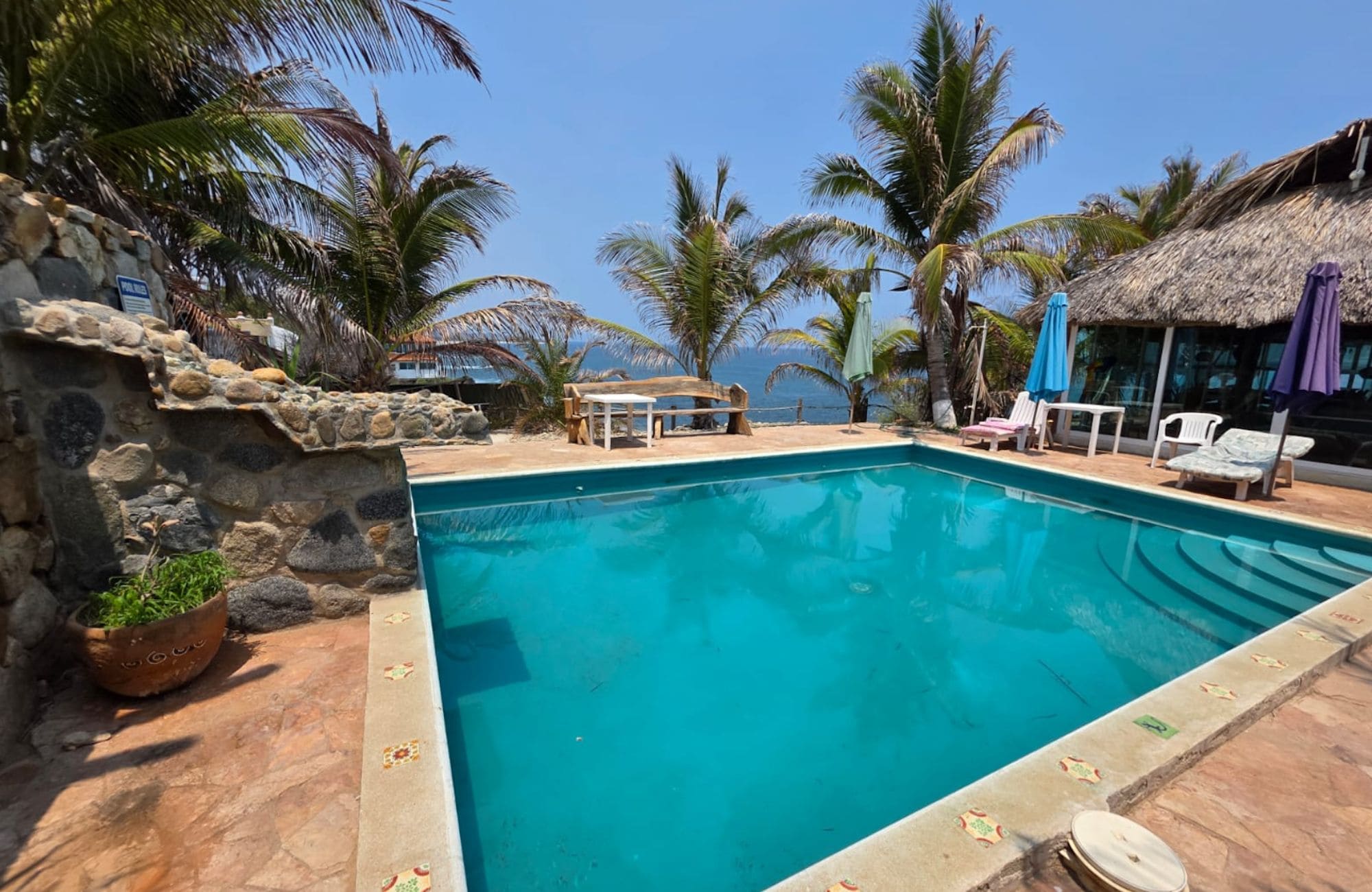 Hotel frente al mar, con acceso a la playa y alberca privada en venta