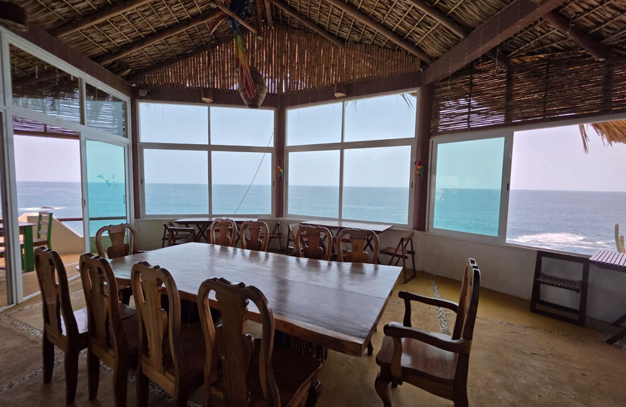 Hotel frente al mar, con acceso a la playa y alberca privada en venta