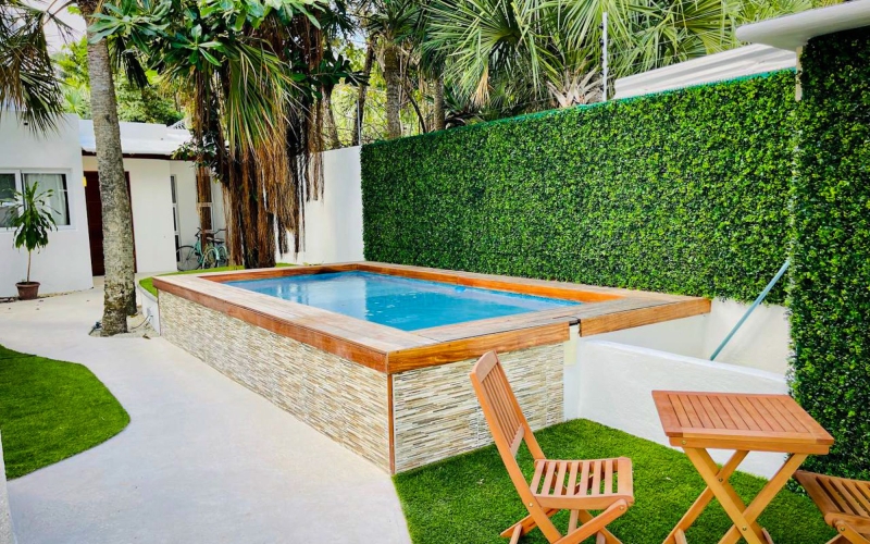 Edificio de 6 acogedoras suites, rodeado de jardines, amueblado y equipado, en venta