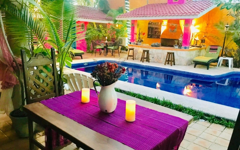 Bed and breakfast with 7 rooms, Mexican colonial architecture and pool, for sale or rent