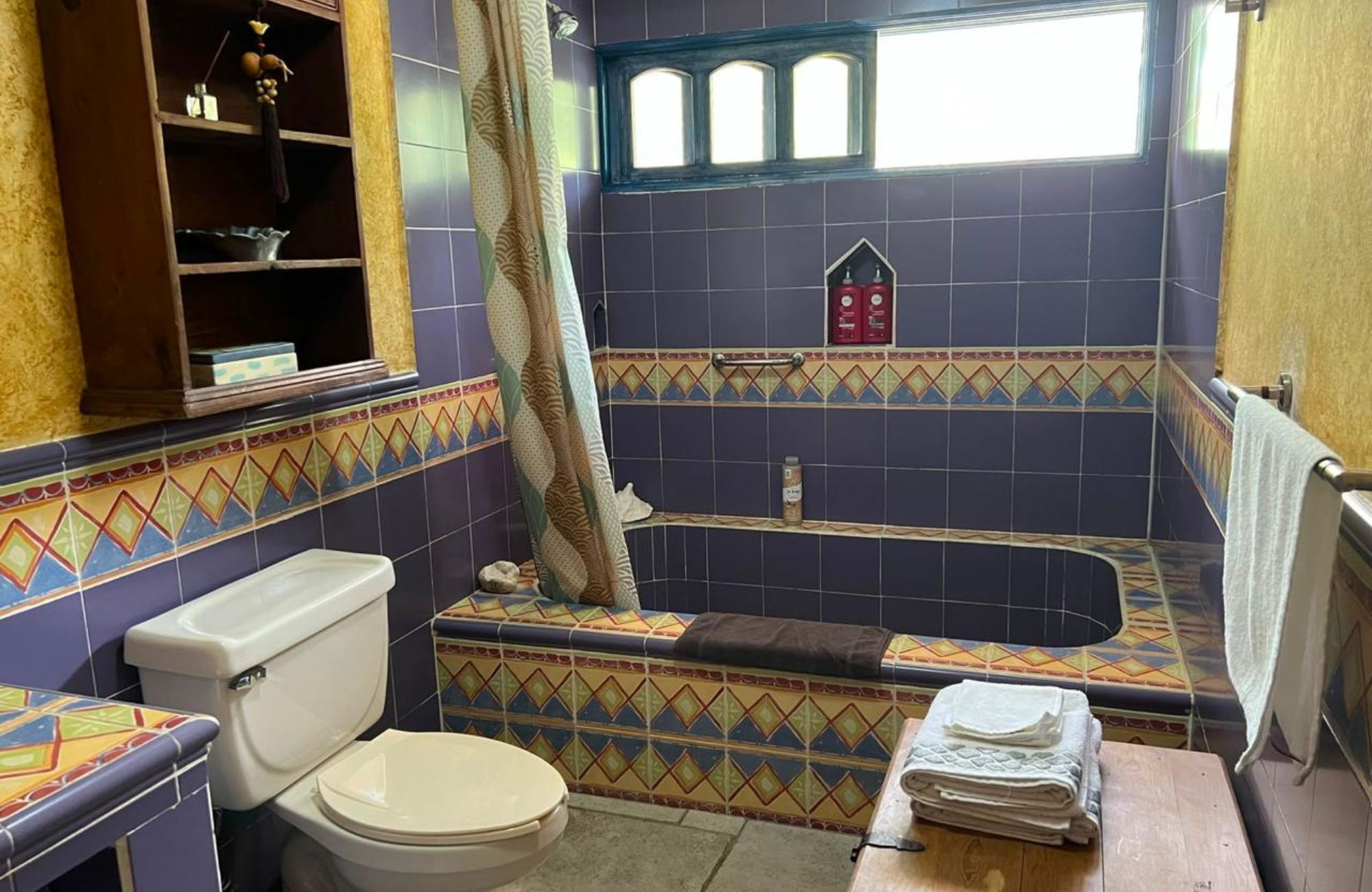 Bed and breakfast with 7 rooms, Mexican colonial architecture and pool, for sale or rent