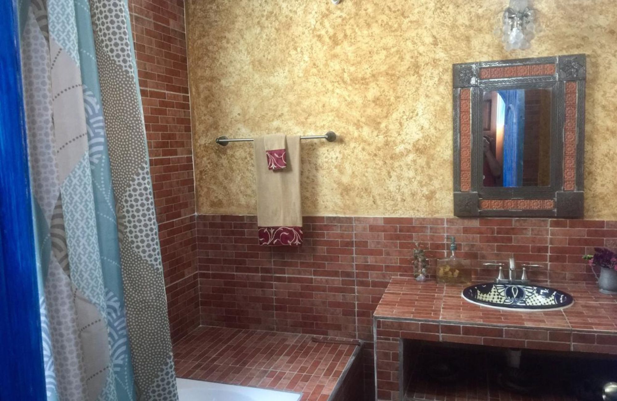 Bed and breakfast with 7 rooms, Mexican colonial architecture and pool, for sale or rent