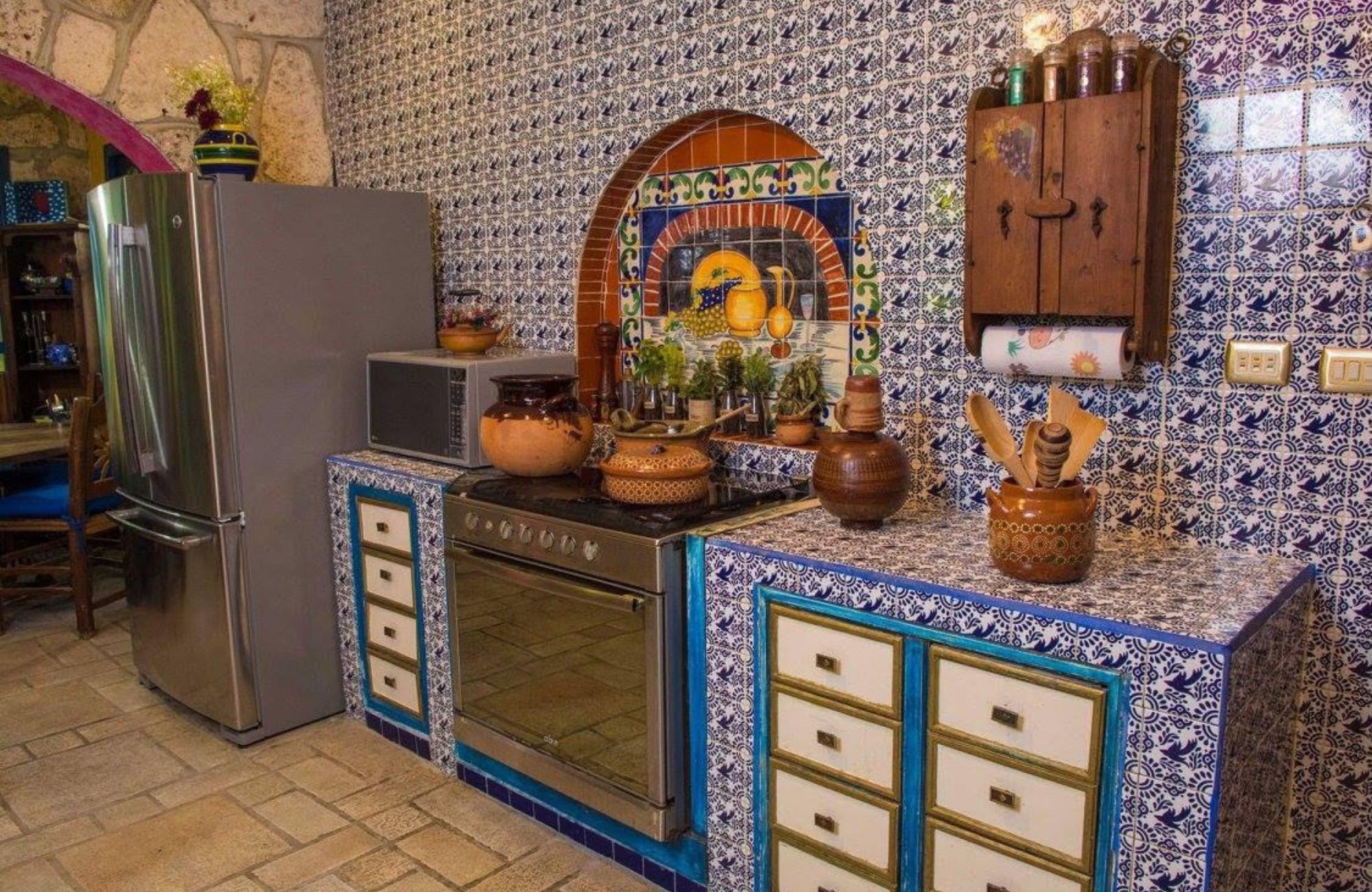 Bed and breakfast with 7 rooms, Mexican colonial architecture and pool, for sale or rent