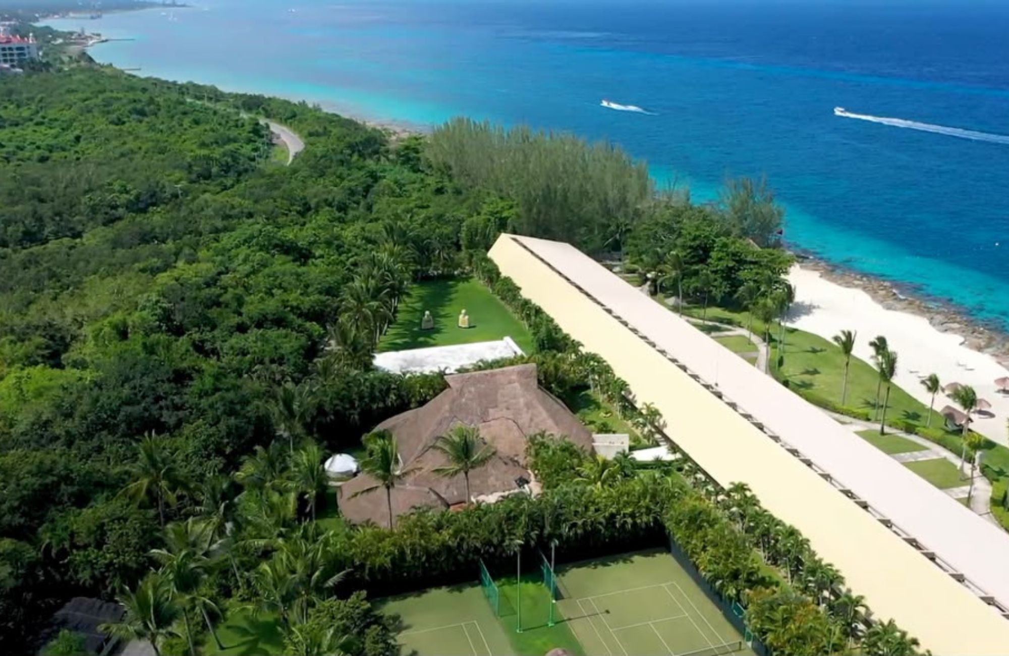 Lote comercial de 1,136.08 m2 con frente directo al Mar, en venta