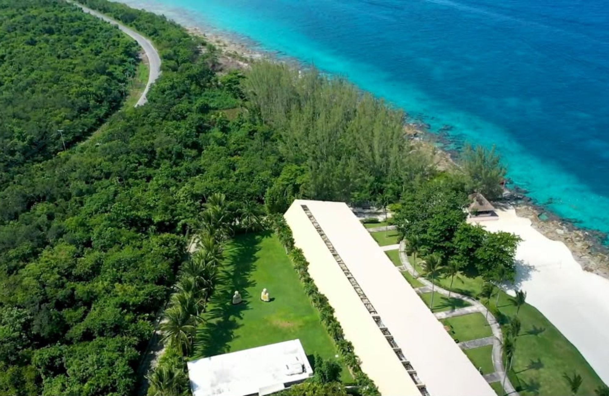 Macrolote comercial mixto frente al mar, en venta