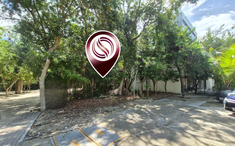 Terreno con uso de suelo mixto en esquina, en venta