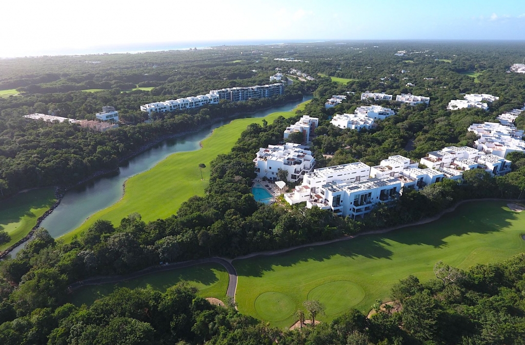 Macrolote en venta en residencial privado con acceso al mar y amenidades de lujo en venta Tulum.