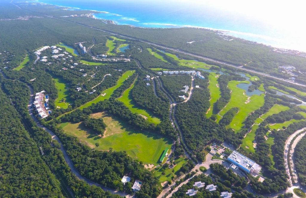 Lote multifamiliar en residencial de lujo con amenidades de hotel y acceso al mar en venta en Tulum.