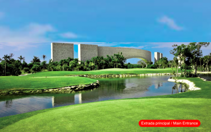 Lote multifamiliar en residencial de lujo con amenidades de hotel y acceso al mar en venta en Tulum.