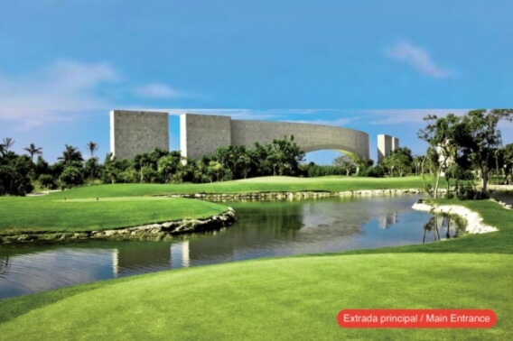 Lote multifamiliar en residencial de lujo con amenidades de hotel y acceso al mar en venta en Tulum.