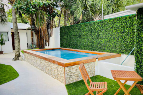 Edificio de 6 acogedoras suites, rodeado de jardines, amueblado y equipado, en venta