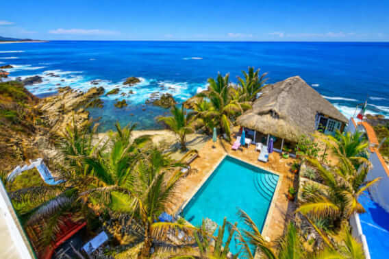 Hotel frente al mar, con acceso a la playa y alberca privada en venta
