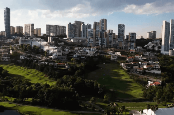 Macrolote comercial 11,114 m2, en residencial con campo de golf, venta Estado de Mexico
