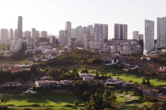Macrolote comercial 2,326 m2 en residencial con campo de golf, venta Estado de Mexico