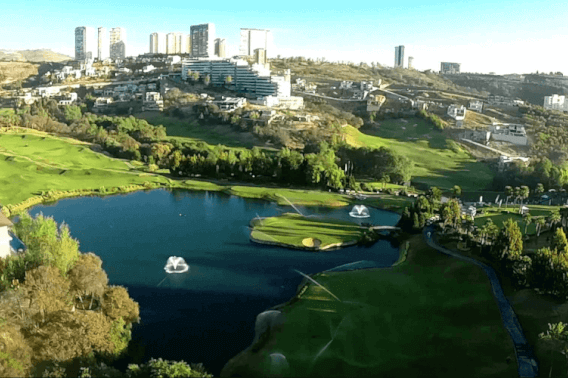 Macrolote comercial 7,332 m2, en residencial con campo de golf, venta Estado de Mexico