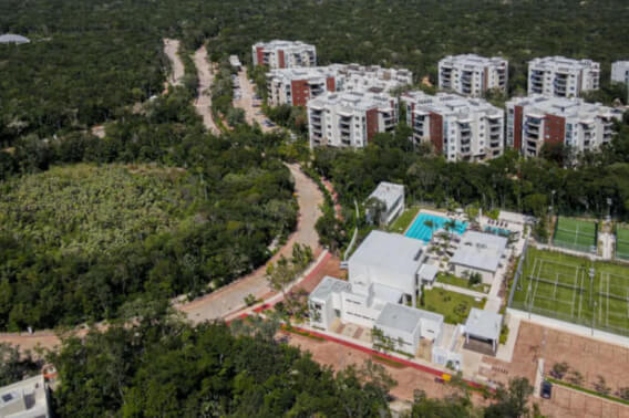Macrolote residencial construye 21 departamentos en residencial con amenidades