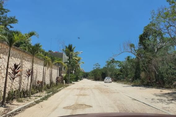 Terreno con uso de suelo mixto (comercial y residencial), luz subterr&aacute;nea, calle pavimentada, cerca