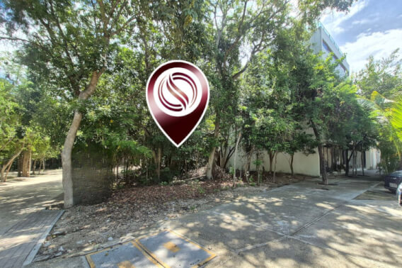 Terreno con uso de suelo mixto en esquina, en venta