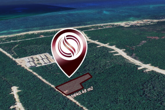 Terreno multifamiliar de 1,640 m2 a minutos del mar, en venta Aldea Zama Tulum.