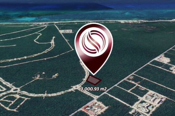 Terreno multifamiliar de 3,000 m2 a minutos del mar, en venta Aldea Zama Tulum.