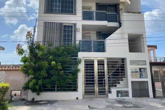 3 apartments with 2 bedrooms, in a 3-story building, 8 minutes from the beach, fully furnished, for sale in Inviqroo, Cozumel.